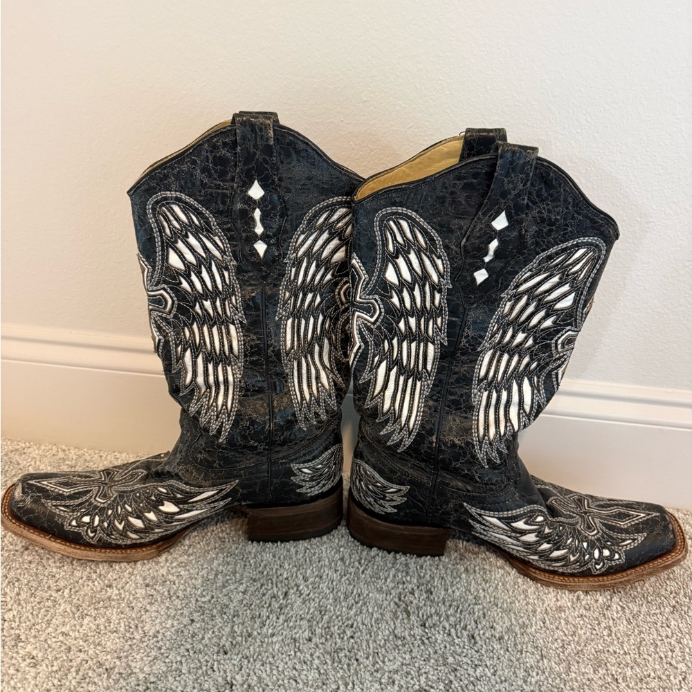 Corral Black and White Embroidered Western Heeled Boots - Picture 3 of 9